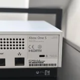 Xbox One S с джойстиком и проводами 4
