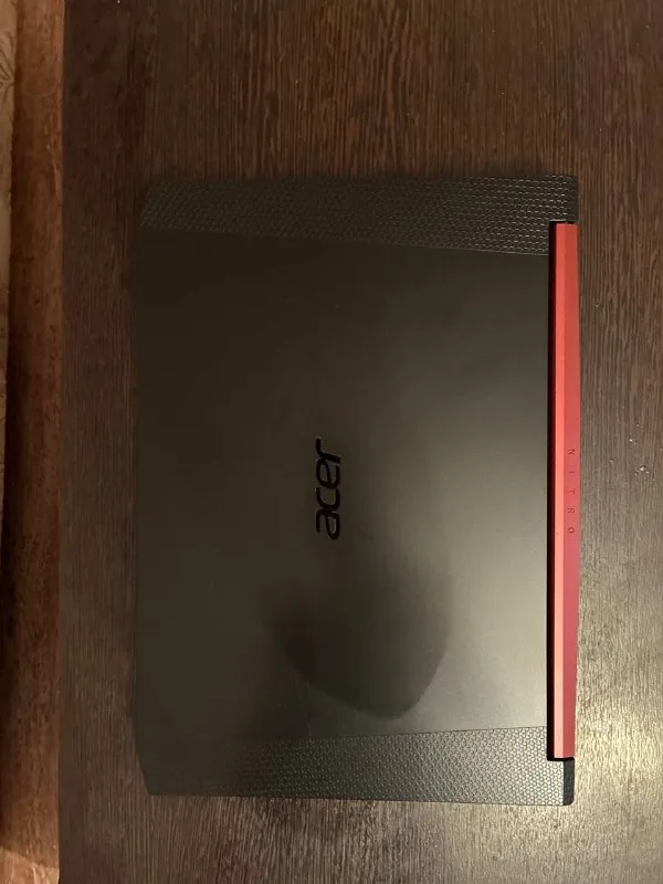 Acer Nitro 5, Apple MacBook Pro 1