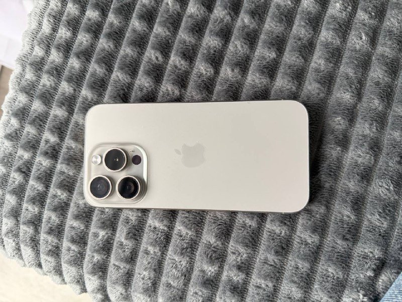 iPhone 15 pro титан и белый 8