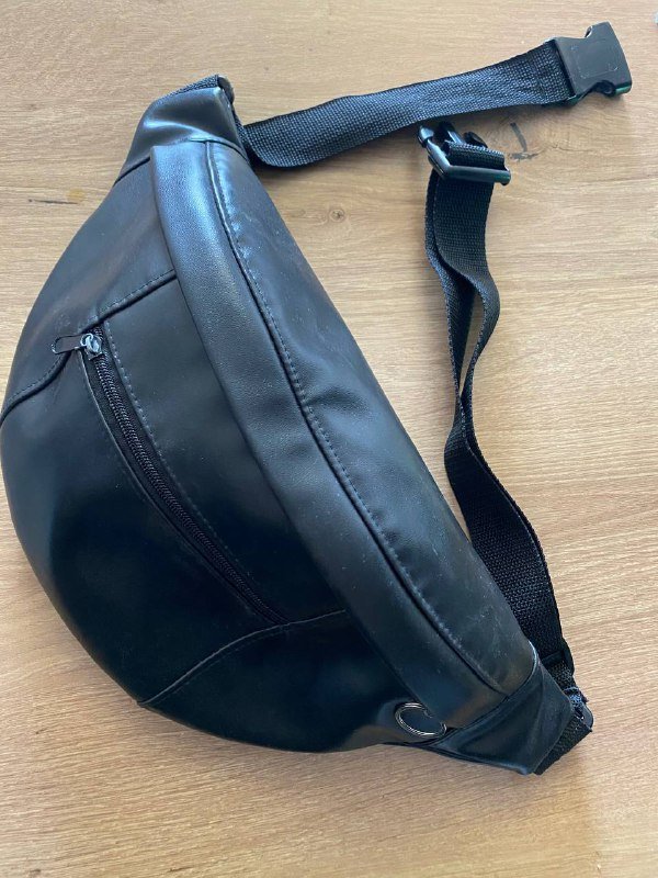 Сумка из черного кожзама