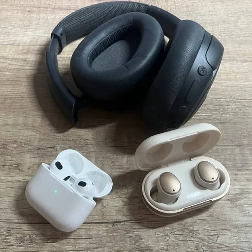 Apple AirPods 3, JLab наушники, Heyday Earbuds