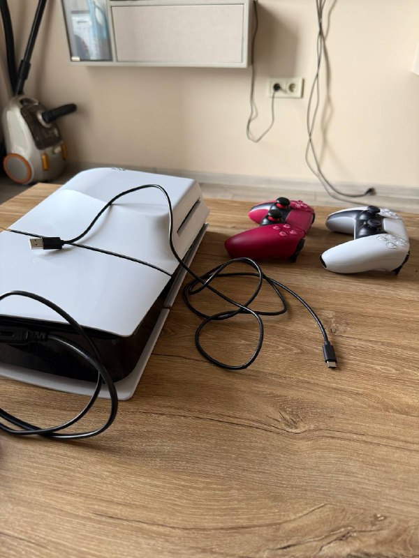 PS5 Slim 1TB, две DualShock, подписка PlayStation plus Deluxe