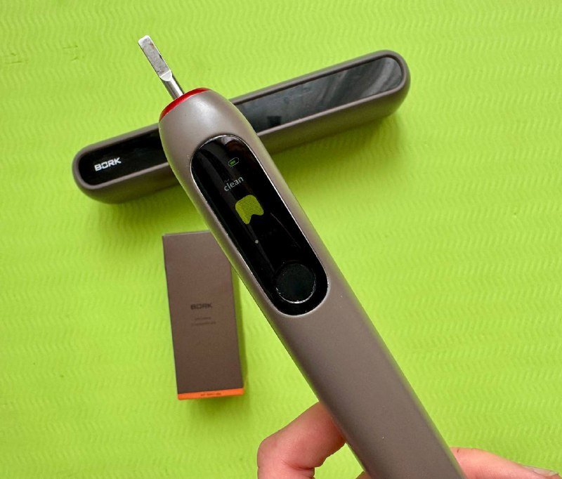 Зубная электрическая щетка Bork F550gg, F710 с насадками и кейсом 2