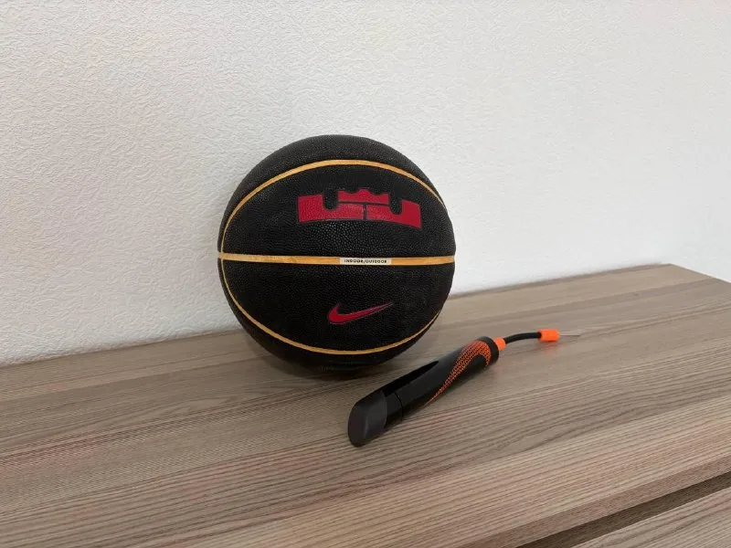 Баскетбольный мяч Nike LeBron, насос 1