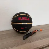 Баскетбольный мяч Nike LeBron, насос 1