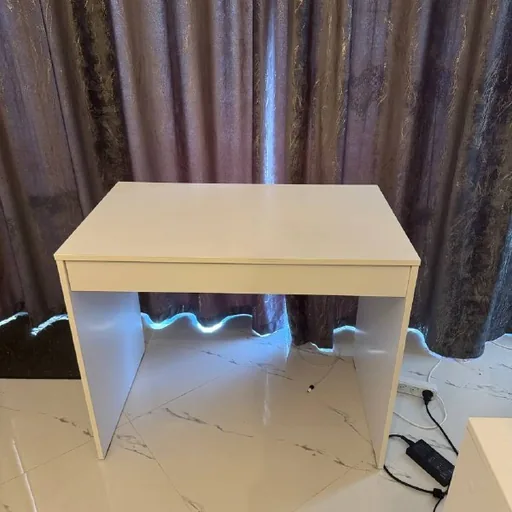 Белый стол