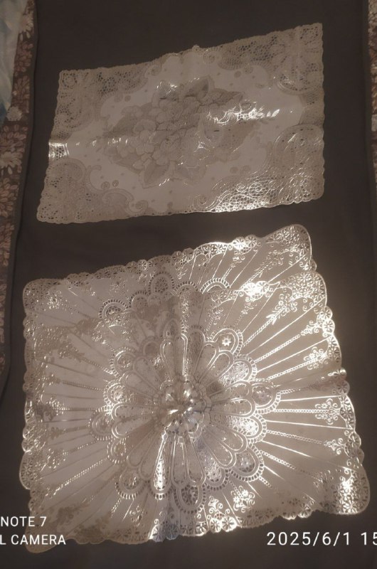 чашки, тарелки, кастрюли, терка, половник, графины, бутылки, корзинки, полка для кухни 9