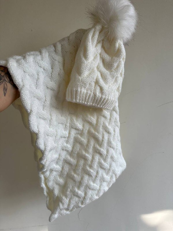 Вязаный комплект снуд и шапка