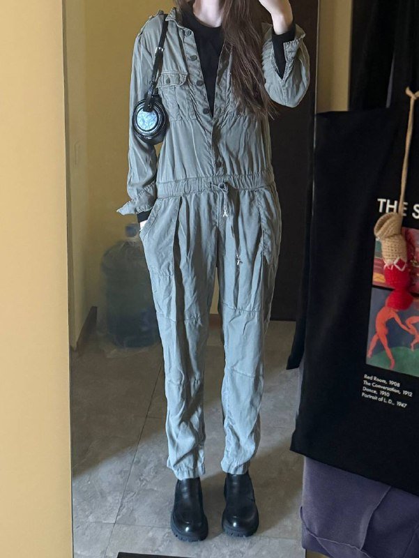 Ветровка Karl Lagerfeld, костюм Patrizia Pepe, сумка Levi’s, джинсы Stradivarius 3