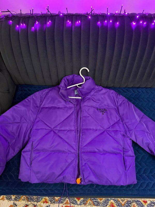 Фиолетовая куртка PRADA, шапка ручная работа
