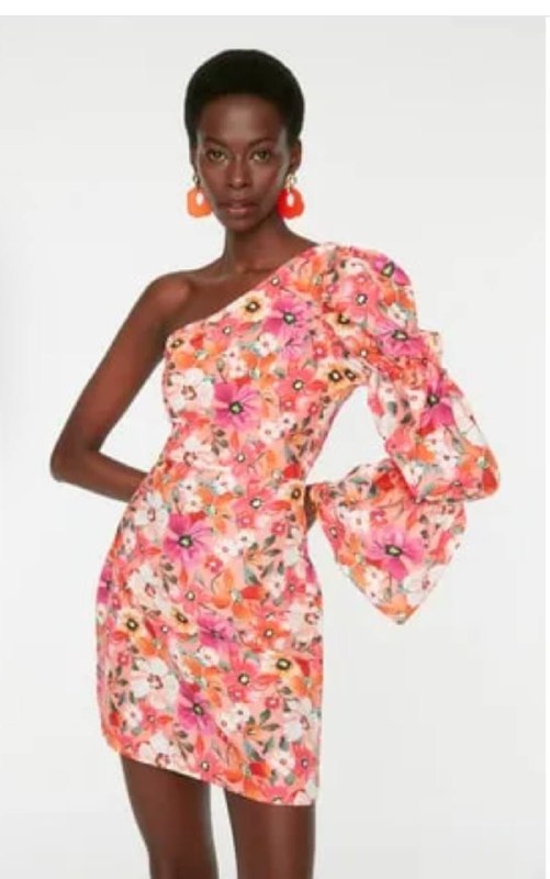 Black dress, Pink dress with floral print, Dress with big flowers, Dress with flowers on one sleeve, Blue and white dress 4