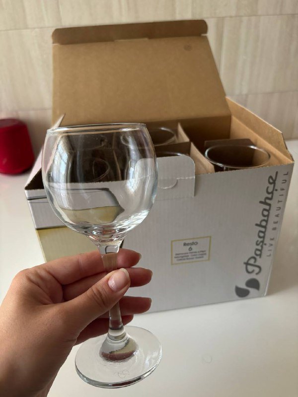 Кастрюля с крышкой, форма для выпечки, заварочный чайник, электрочайник, бокалы для вина, силиконовый коврик 5