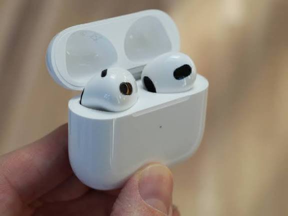 Ноутбук Omen 15, наушники AirPods 3 10
