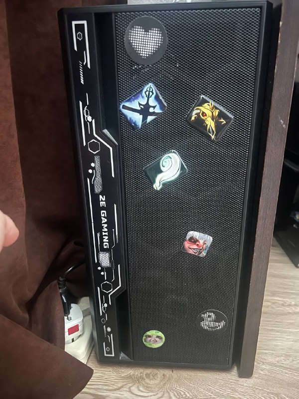 Компьютер, мониторы HP pavilion, микрофон HyperX, клавиатура HyperX 2