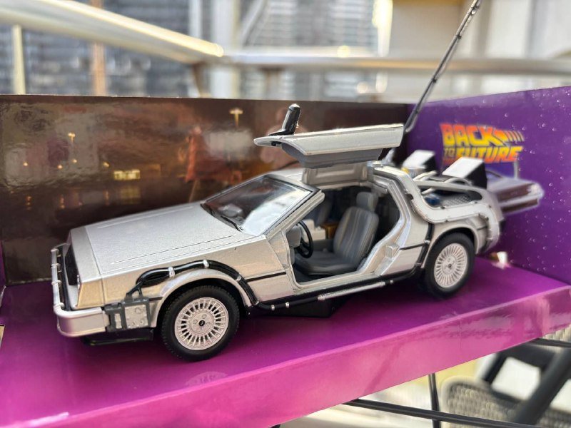 Машина времени Delorian 1:24 из фильма Назад в будущее