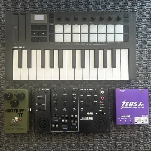 MIDI клавиатура, Fuzz педаль, Микшер, Зарядное устройство