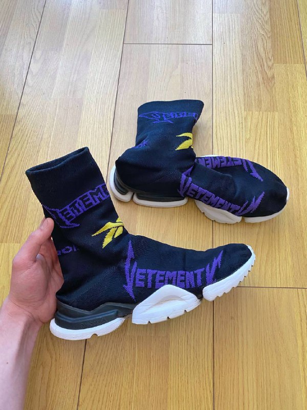 Vetements x Reebok кроссовки, футболка, YZY Pods кроссовки, Vetements x Reebok сланцы