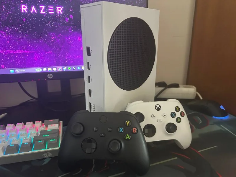 Xbox Series S, два контроллера 1