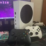 Xbox Series S, два контроллера 1