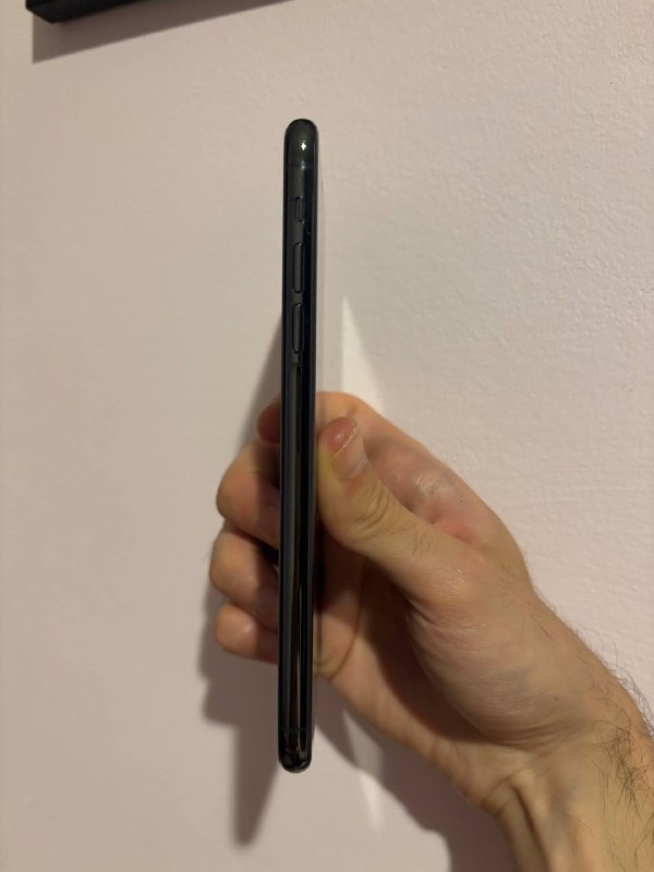 Iphone 11 Pro Max с зарядкой, шнуром и чехлом 3