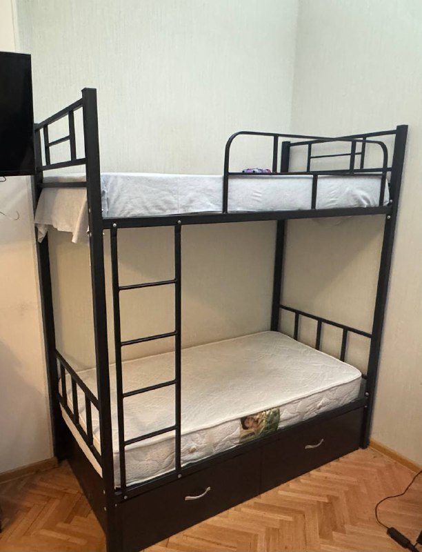 Двухэтажная стальная кровать с ящиками и матрасами