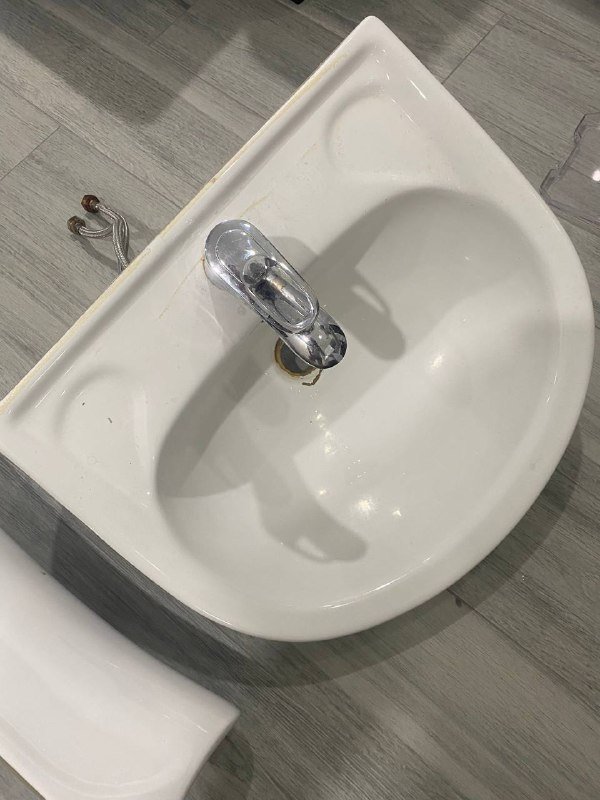 Раковина с краном