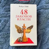 Пляжная сумка, теннисные ракетки, книги 3