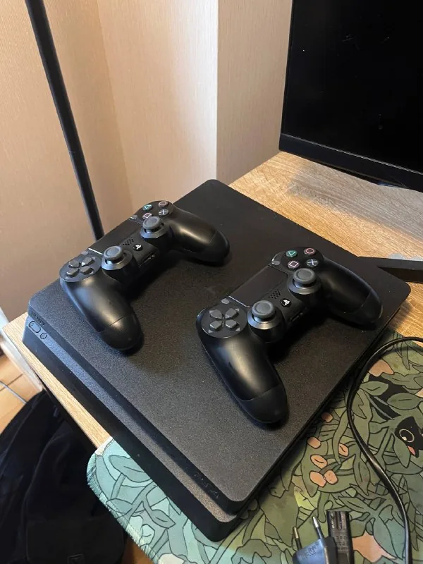 PS4 Slim 1TB, 2 геймпада, Diablo 4, It Takes Two 1
