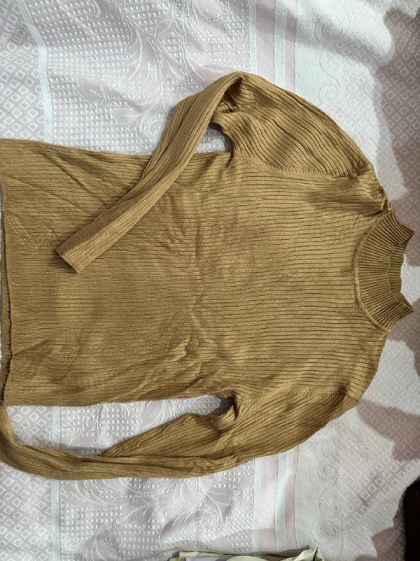 Топы М/L, юбка S, юбка-шорты М, леггинсы М, свитеры S и М, шарфы 8