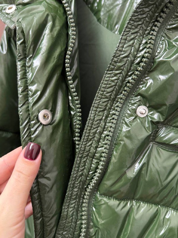 Зимняя куртка зелено-болотная оверсайз с капюшоном 3