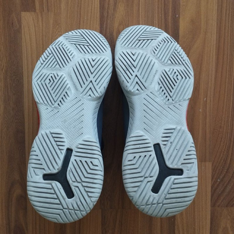 Баскетбольные кроссовки Tarmak 40 размер