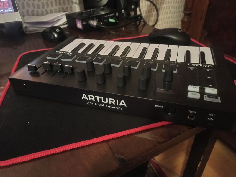 Arturia Minilab 3 MIDI-контроллер 2