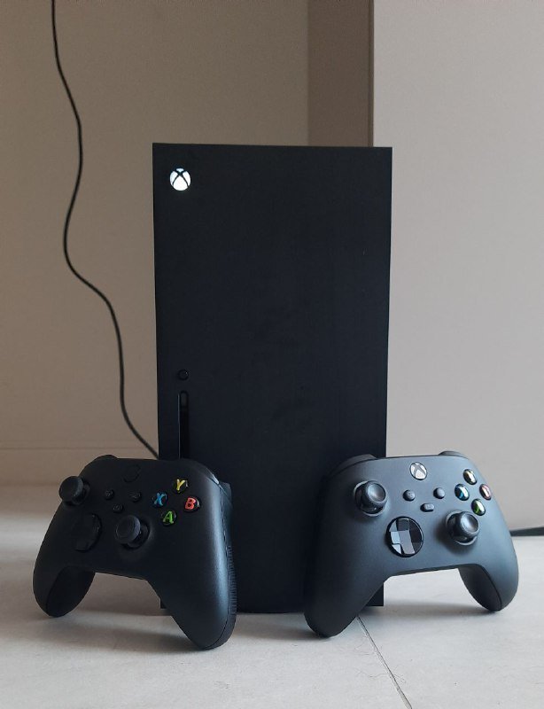 Xbox Series X и геймпад с аккаунтом и играми