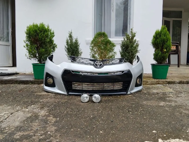 Передний бампер Toyota Corolla 2014 Sport с решёткой и ПТФ 1