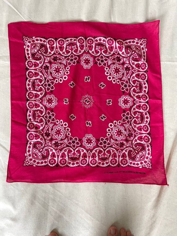 Шапка чёрная Бини, шапка голубая с ушками, митенки бежевые с мехом, перчатки чёрные, шарф коричневый, шарф серый, платок с розой, бандана розовая 3