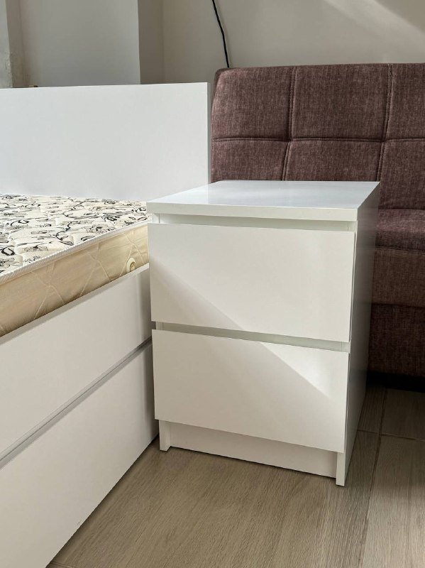 Двуспальная кровать с матрасом и тумбочками 3