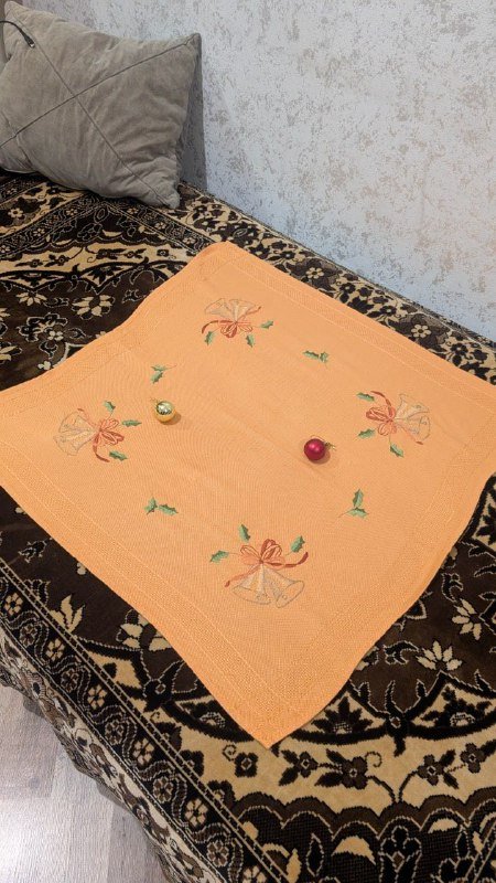 Новогодняя скатерть и новогодние игрушки 3
