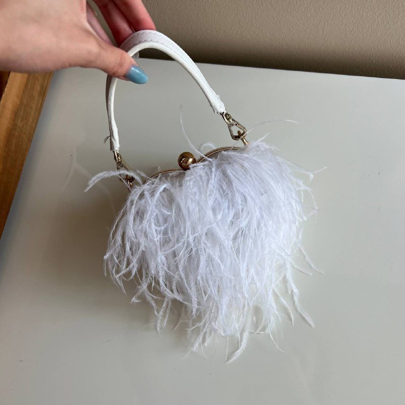 Женская сумка белая с перьями