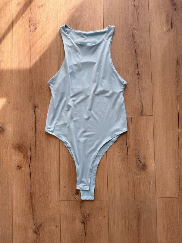 Сумка Jacquemus, топ с юбкой, юбка красная, боди, футболка, платья, шлепки Hermes, комбинезон 4