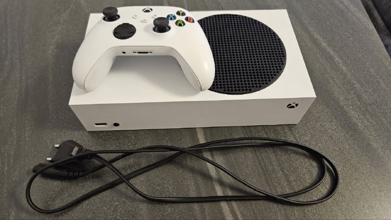Xbox Series S с геймпадом