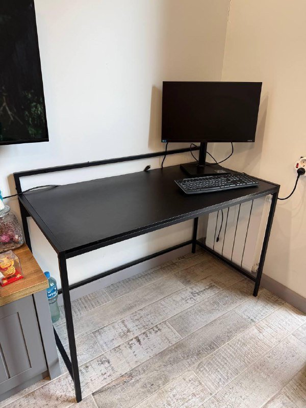 Монитор SAMSUNG F24T450FQIXCI, компьютерный стол, клавиатура