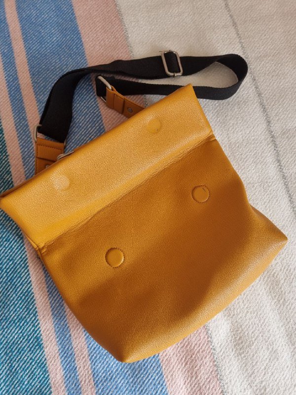 Черная сумка с металлическими элементами, Желто-рыжая сумка с булавкой 5
