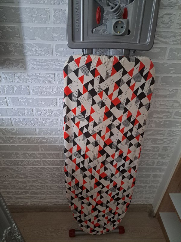 Брюки светлые, блуза чёрная, жакет розовый, пальто 5