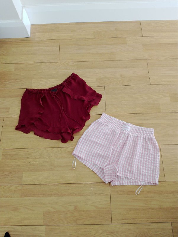 Топ H&M, брюки холографик, толстовка C&A, шорты бордовые 6