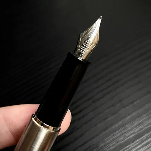 Перьевая ручка, елка, гирлянды, фонарик, мольберт, свечи, гильзы, аквариум