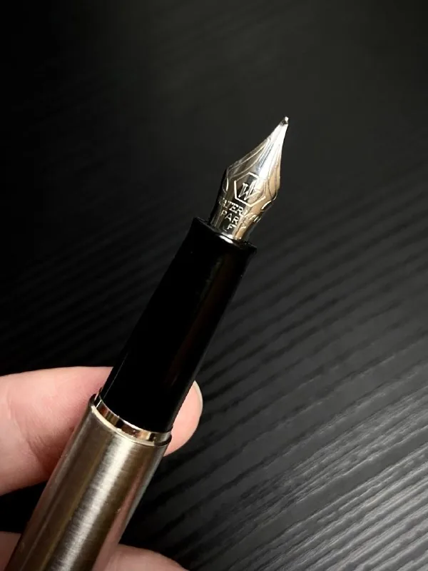 Перьевая ручка, елка, гирлянды, фонарик, мольберт, свечи, гильзы, аквариум 1
