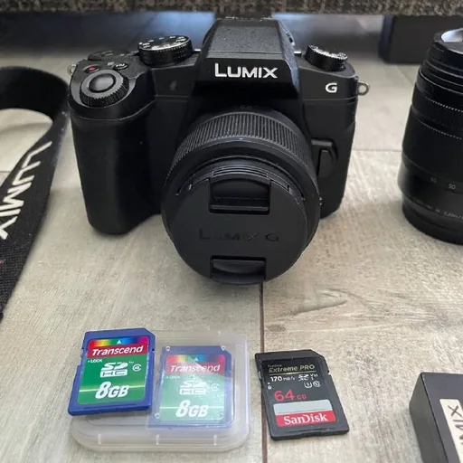 Камера Panasonic Lumix G80 с двумя объективами