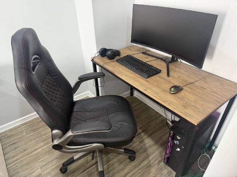 Компьютер, стол, кресло, наушники, монитор