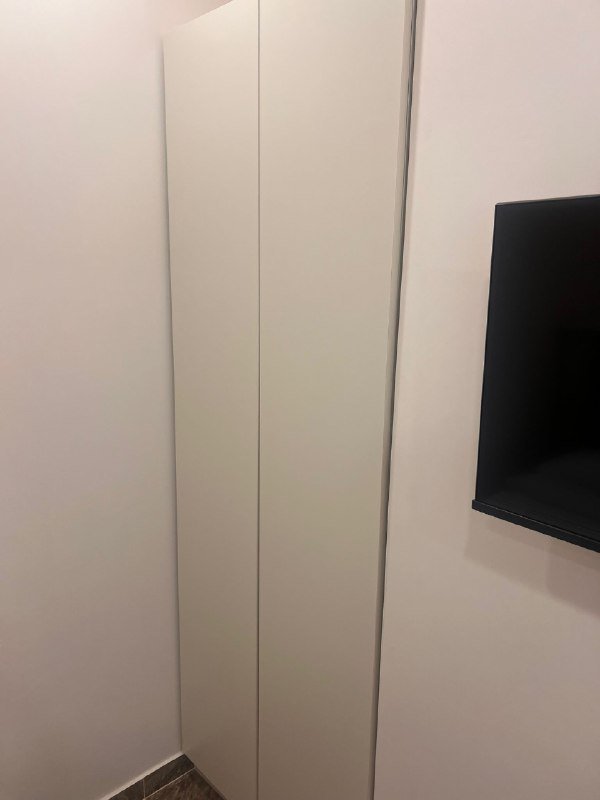 Кровати с тумбочками, микроволновка, телевизор смарт, шкафы, комплект для ванной, стол и 4 стула, холодильник 3