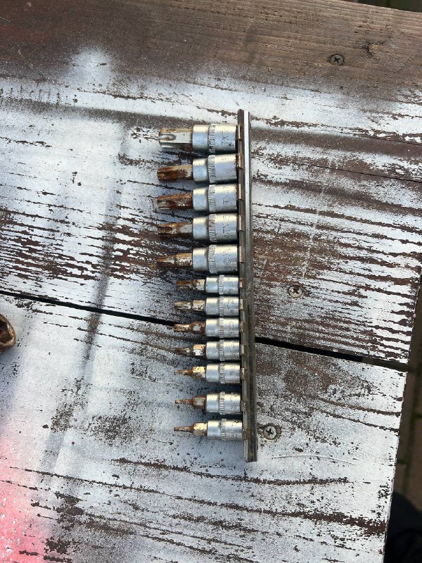 Станок, углекислородный баллон, зарядка, динамометрический ключ, набор головок с трещеткой, набор головок, вороток, набор инструментов, набор ударных головок, мультиметр клещи 6